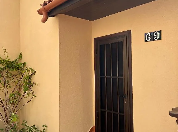 Surf & Chill 69, Quiet Oasis With Community Swimmingpool Casa vacanze *