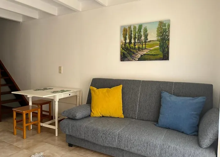 Surf & Chill 69, Quiet Oasis With Community Swimmingpool